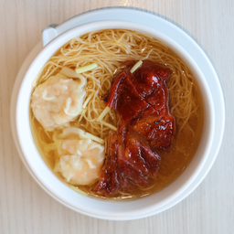 บะหมี่น้ำหมูแดงและเกี้ยวกุ้ง 叉烧肉虾馄饨汤面 Bbq Pork & Shrimp Wonton With Noodles