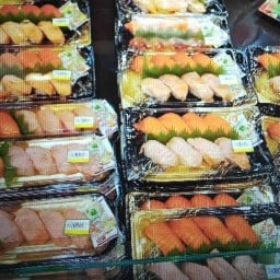 ซูชิพ่นไฟตลาดหลิ่งมื่น
