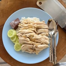 ข้าวมันไก่ ปั๊มPT ตรงข้ามสนามกีฬา จ.สิงห์บุรี
