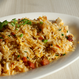 ข้าวผัดหมูแดงไข่เค็มสูตรพิเศษ 金牌叉燒炒飯