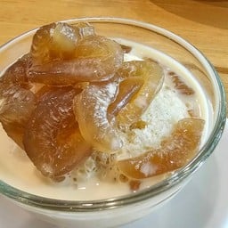 ลูกตาลลอยแก้วนมสด