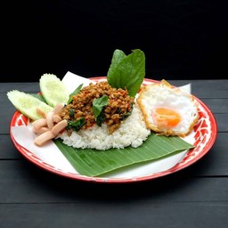 ข้าวกะเพราไก่ชิ้น + ไข่ดาว