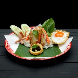 ข้าวกะเพรารวมมิตรทะเล  + ไข่ดาว