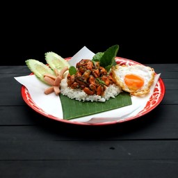 ข้าวกะเพราหอยแมลงภู่ + ไข่ดาว