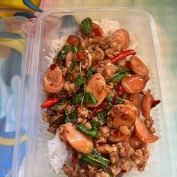 กะเพราไส้กรอกไก่รมควันหมูสับ