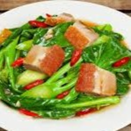 ผัดคะน้าหมูกรอบ