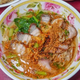 บะหมี่เกี๊ยวหมูแดงหมูกรอบต้มยำ