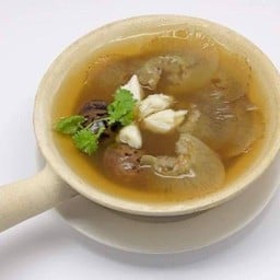 หูฉลามกลางน้ำแดง红烧大鱼翅