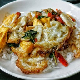 ข้าวกระเพราไข่ดาว