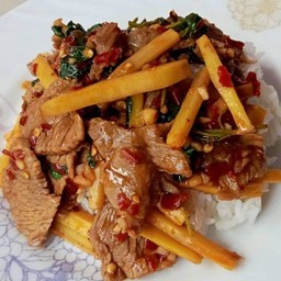 ข้าวราดกะเพราเนื้อหน่อไม้