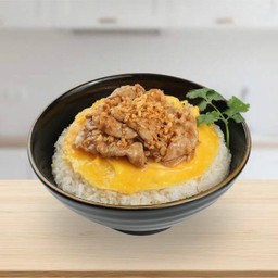 ข้าวหมูทอดกระเทียมพริกไทยไข่นุ่ม