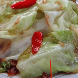 ผัดกะหล่ำหมูใส่พริกแห้งคั่วราดข้าว