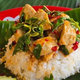 กะเพราลูกชิ้นหมู