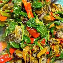 เนื้อหอยแมงภู่ผัดกะเพราราดข้าว