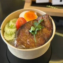 ข้าวหน้าปลาอินทรีย์ทอดราดน้ำปลา+ไข่ต้ม