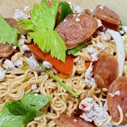 ยำมาม่าใส่กุนเชียงทอดใส่หมูสับ   มาม่า 2 ก้อน