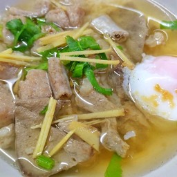 ข้าวต้มหมู ใส่ตับใส้หมูและไข่ออนเซ็น