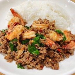ข้าวกะเพราเนื้อโคขุน+กุ้ง 6 ตัว