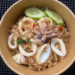 ข้าวกะเพราปลาหมึกคลุกข้าว