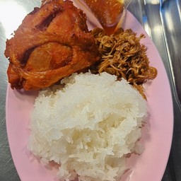 ข้าวเหนียว+สะโพกไก่ทอด+น้ำจิ้ม+หอมเจียว