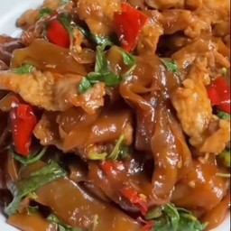 ผัดกระเพราเส้นใหญ่หมู