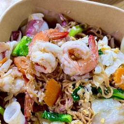 ผักรวมมาม่าใส่กุ้ง + ใส่หมึก   มาม่า 2 ก้อน