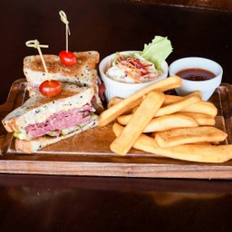 Corned Beef & Cheddar Sarnie