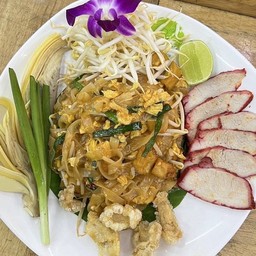 ผัดไทยหมูแดง