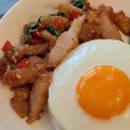 ข้าวกะเพราหมูสามชั้นทอด