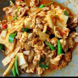 ข้าวราดผัดพริกหน่อไม้หมู