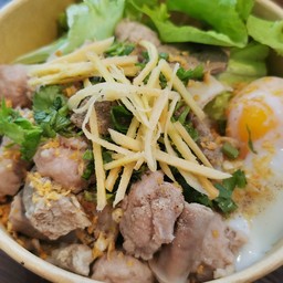 ข้าวต้มแห้งหมูใส่เครื่องใน(ใส้/ตับ)และไข่ออนเซ็น