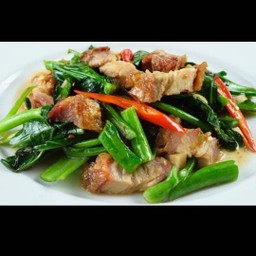 ข้าวราดคะน้าหมูกรอบ