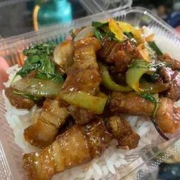 ข้าวราดพริกเผาหมูกรอบ