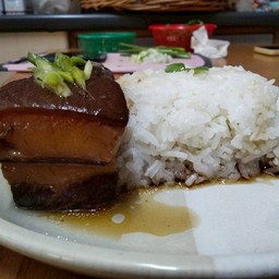 ข้าวหมูสามชั้นต้มโชยุ