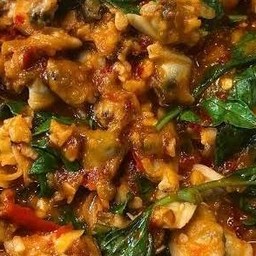 เนื้อหอยลายผัดพริกเผาใบโหระพา ราดข้าว