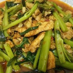 ข้าวหน้าผัดพริกแกงผักบุ้งไทยอกไก่