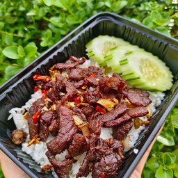 ข้าวเนื้อทอดกระเทียม