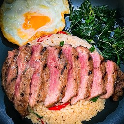 ข้าวกะเพราคลุกเนื้อย่าง