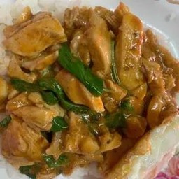 ข้าวราดพะแนงหมูนุ่ม