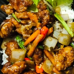 ข้าวไก่กรอบผัดพริกไทยดำ