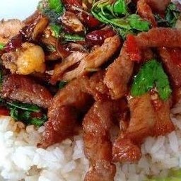 กะเพราหมูแดดเดียวราดข้าว