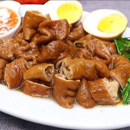 ไส้หมูตุ๋นสมุนไพรพร้อมผักและไข่