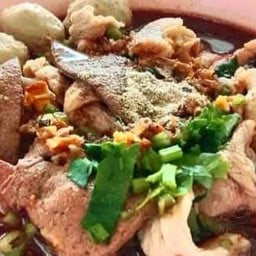 ก๋วยเตี๋ยวป้าเพ็ญซอย3 (เจ้าเก่า)ตลาดสามชุกร้อยปี ร้านตั้งอยู่ซอยเอกวาณิชย์ซอยกาแฟพันธุ์ไทยนะคะ