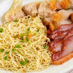 บะหมี่แห้งหมูแดง ราดซอสข้าวหมูแดง