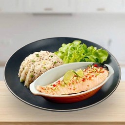 ข้าวผัดคีนัวแซลมอนนึ่งมะนาว