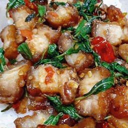 กระเพราหมูกรอบ