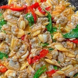 เนื้อหอยลายผัดกะเพรา ราดข้าว