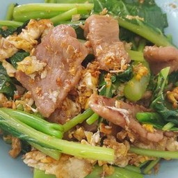 ข้าวหน้าผัดคะน้าหมูชิ้นใส่ไข่