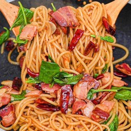 สปาเก็ตตี้พริกแห้งเบคอน