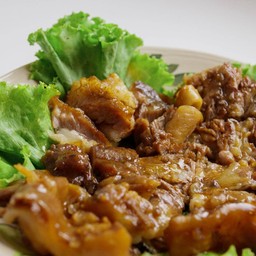ซี่โครงพะโล้ติดมัน เลาะกระดูก (100 กรัม)